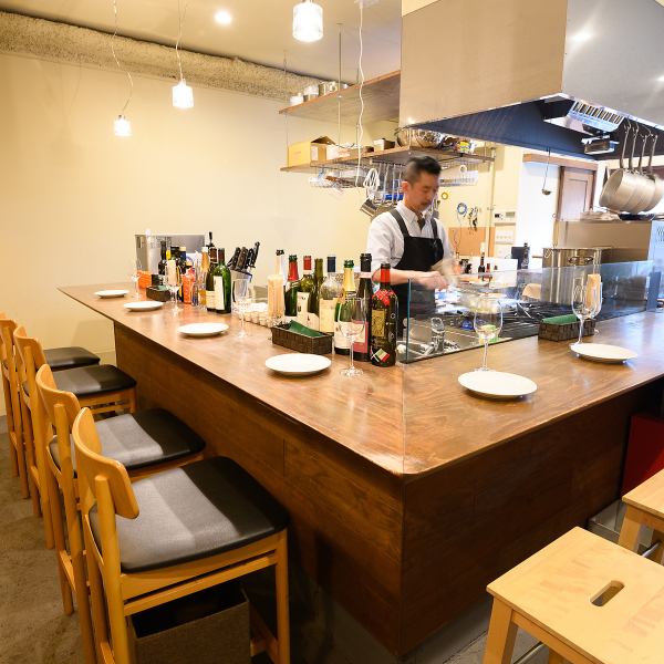 [Fully live feeling ◎] Our counter seats have an open kitchen, so you can enjoy the live feeling of cooking.The restaurant boasts an open space with high ceilings! You can also enjoy the fragrant smell of olive oil while you wait for your food, so you can enjoy both the taste and the sight.