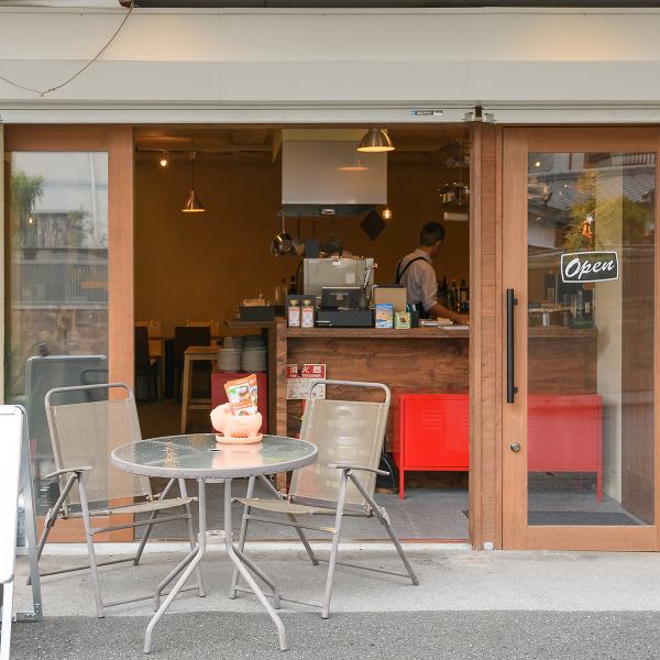 [An adult hideaway in a residential area ◎] Our shop is located in a quiet residential area in Itami.The glass-enclosed exterior features a calm atmosphere without any noise, making it easy for even a single person to come in. Please enjoy the carefully selected Italian cuisine in a calm atmosphere.