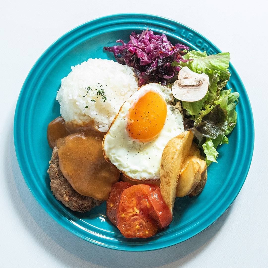 お昼はお得なランチと本格コーヒー。夜は美味しいお肉料理やお酒が楽しめるお店です！