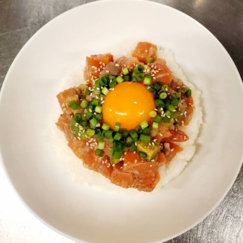 サーモンのポキ丼
