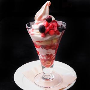 【PAFE MENU】ミックスベリーのパフェ