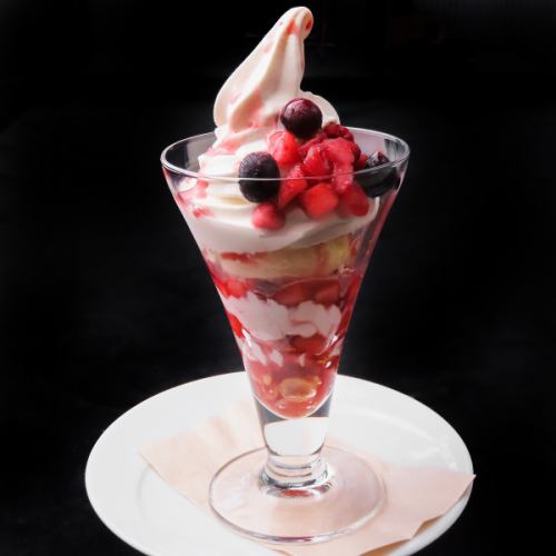 【PAFE MENU】ミックスベリーのパフェ