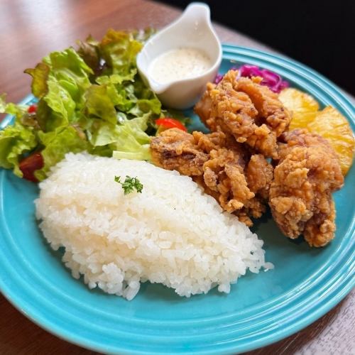 もちこチキンとグリルパインのプレート
