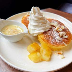 焼きパインとマカダミアソースのパンケーキ