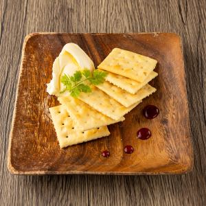 Canapés with honey and cream cheese