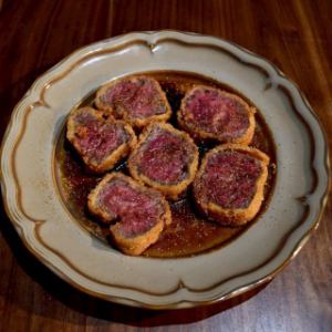 用红酒和香喷喷的日本胡椒腌制的生牛肉排