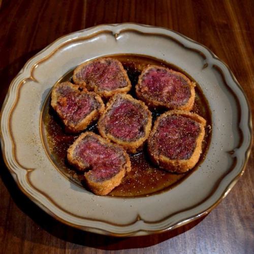 用红酒和香喷喷的日本胡椒腌制的生牛肉排