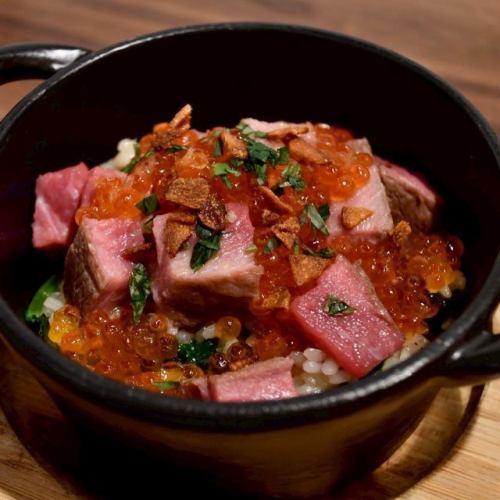 牛肉鲑鱼籽砂锅饭