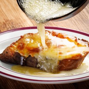 名物モッツァレラチーズの「沼るパン」