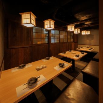 ゆったり過ごせる広めの12名様向け個室。人数が多くても一体感のあるテーブルレイアウトで、周囲を気にせず会話が弾む空間は、会社宴会や仲間内の集まりに最適。居心地の良い大人の宴席空間です。