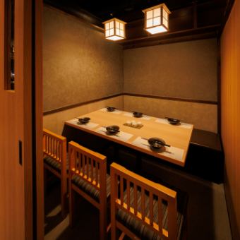 ゆったりと囲める広さの6名様向け個室。背もたれ付きの椅子と片側ベンチシートで、長時間でも快適に過ごせるよう工夫されています。幅広いシーンで使える“ちょうど良い上質さ”を備えた個室です。