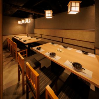 長時間でも快適に過ごせる14名様向け個室。上品な和の質感でまとめられ、個室ならではの静けさとプライベート感を確保。会社宴会や仲間内での集まり、歓送迎会にも最適な、ゆとりある個室です。