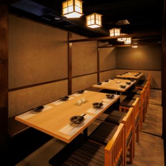 大人数での宴会に最適な18名様向け個室。片側ベンチシートと背もたれ付きの椅子で、誰でも座りやすく会話もしやすいレイアウト。会社の宴会、同窓会、歓送迎会など特別なシーンにも最適です。