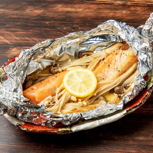 Salmon belly and mushrooms baked in foil with fermented butter