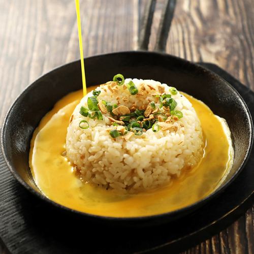 Garlic rice on a hot plate for chicken on the bone