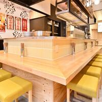 3階建てのネオ大衆酒場『寅鈴』1階はひとり呑みも◎カウンター席。2階は2～15名様前後でご利用いただけるテーブル＆ソファー席が多数。3階は最大12名様まで収容可能な完全個室を完備しております！色々なシーンに合わせてご利用下さい。