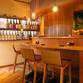 店内入り口にはお一人様、ご夫婦、カップルにお勧めのカウンター席。2名様用のテーブル席もございます。