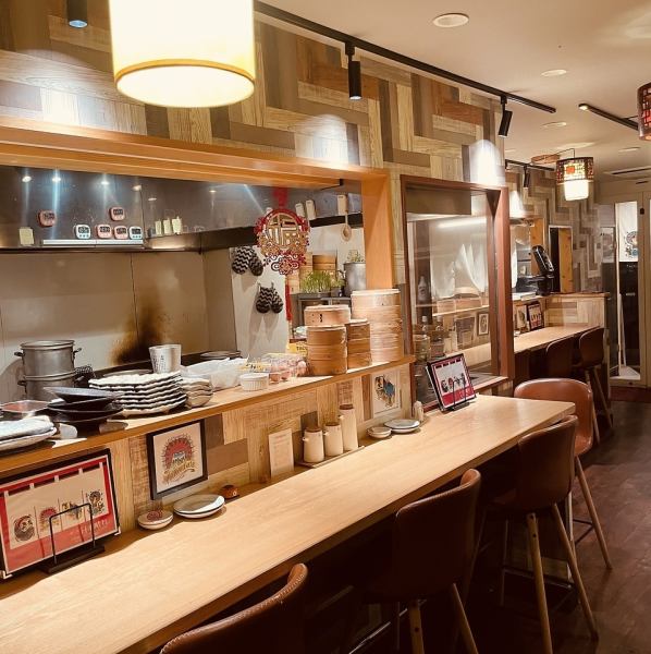 1人でも気軽に入れるお店♪行橋駅東口から徒歩1分と駅近な立地が魅力です♪ヘルシーな蒸し料理を専門としている当店ですが、がっつりジャンキーなおつまみも人気です◎男女問わずお楽しみ頂けるお料理の数々をご用意してお待ちしております!