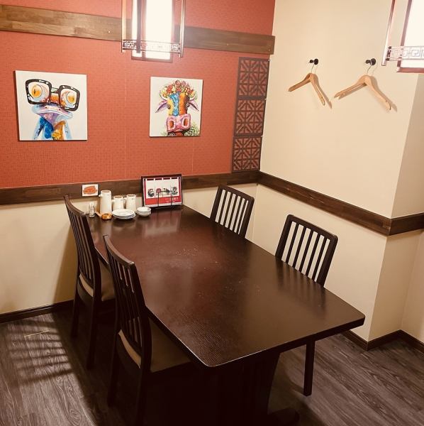 《少人数でご利用頂けるテーブル席の個室がございます♪》2名様~ご利用頂けるテーブル席の個室をご用意しております◎最大6名様まで収容可能となっておりますので、デートやご家族・ご友人とのお食事など様々なシーンで活躍すること間違いなしです!【蒸し処 日本晴れ】ならではの蒸し料理が自慢◎