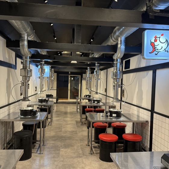 【広々とした空間は宴会にも最適◎】店内は広々、2階建て！プライベートなシーンでふらっと立ち寄れる気軽さがありながら、宴会などのシーンでも最適な空間です。