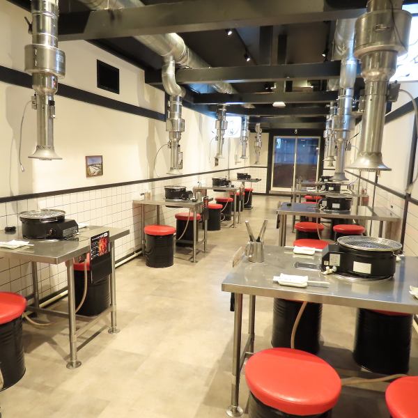 【広々とした空間は宴会にも最適◎】店内は広々、2階建て！プライベートなシーンでふらっと立ち寄れる気軽さがありながら、宴会などのシーンでも最適な空間です。