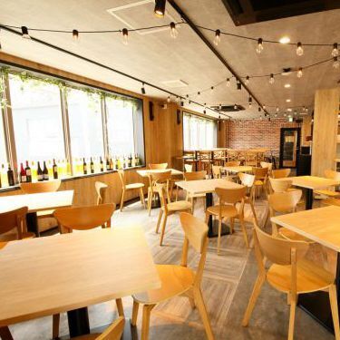 ウッド調でカジュアルな店内♪大人の女子会・デートに♪