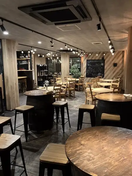 【貸切】最大50名様まで着席可能な店内で貸切パーティはいかがでしょうか？機材や飾りの持ち込みも自由です♪立食でブッフェスタイルやちょっとおしゃれなパーティも開催可能です！