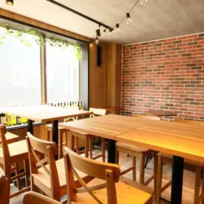 デートや女子会・ママ会にぴったり♪明るい光が差し込む窓際席もオススメです◎