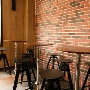 レンガの壁が目を引くオシャレな店内は、飲み会に参加される皆さまに喜ばれること間違いなし♪清潔感のある綺麗な店内で貸切パーティーをお楽しみ下さい！