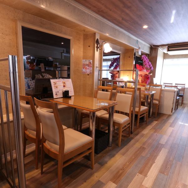 店内はテーブル席をご用意しております。ファミリーや職場の同僚の方々でランチやディナーをお楽しみ頂けます。テイクアウトもご用意!駐車場も完備しております1