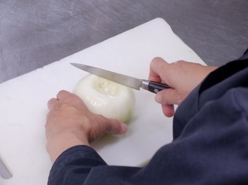 下拵えから丁寧に…オーナーが独自に生み出す絶品の料理