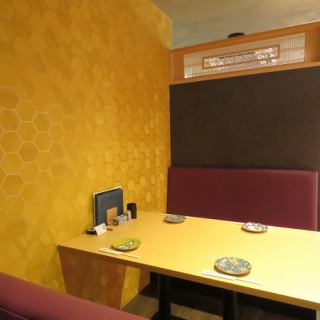 4名様がご利用頂ける個室がございます。プライベート空間で当店自慢の料理をご堪能下さい。また、数に限りがございますので、お早めにご予約下さいませ。