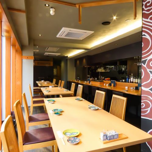 浜松駅から徒歩5分。温かなダウンライトが照らす開放的なテーブル席は、17名様での大型宴会にも最適です。木の温もりを感じる洗練された空間で、当店自慢の炉端焼きや美酒を堪能する贅沢なひとときを。落ち着いた雰囲気のなか、会話も弾みます。大切な仲間と、記憶に残る夜をお過ごしください。