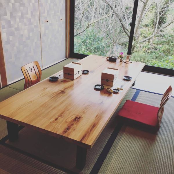 窓から差し込む温かい日差しと生い茂る緑に落ち着いた雰囲気がいつもと違うひとときを彩ります。畳の香りと静かな空間は疲れた身体と心を癒してくれるかも。ゆったりとした時が味わえるお席で自慢の料理を思う存分ご堪能ください。ご宴会、誕生日や記念日のお祝い、結納、顔合わせ、法事など様々シーンに対応します。