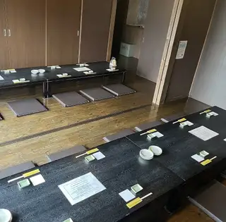 【2층】10분까지 이용 가능한 2층에 있는 판장의 좌석.정면에는 창문이 있어 밝은 분위기가 특징.목제 옷깃으로 이웃실과 분리되어 있어, 옷깃을 떼어내는 것으로 이웃실과 아울러 이용 가능합니다.회사 연회나 어른수로의 식사회에도 추천!