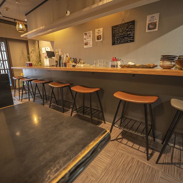≪貸切可能≫ 当店では8名から15名までの貸切が可能です（要相談）。アットホームな雰囲気の中、プライベートな空間で特別なひとときをお過ごしいただけます。駅近の立地にあるため、お仕事帰りにも気軽に立ち寄れるのもオススメのポイント。各種宴会などにご利用ください。