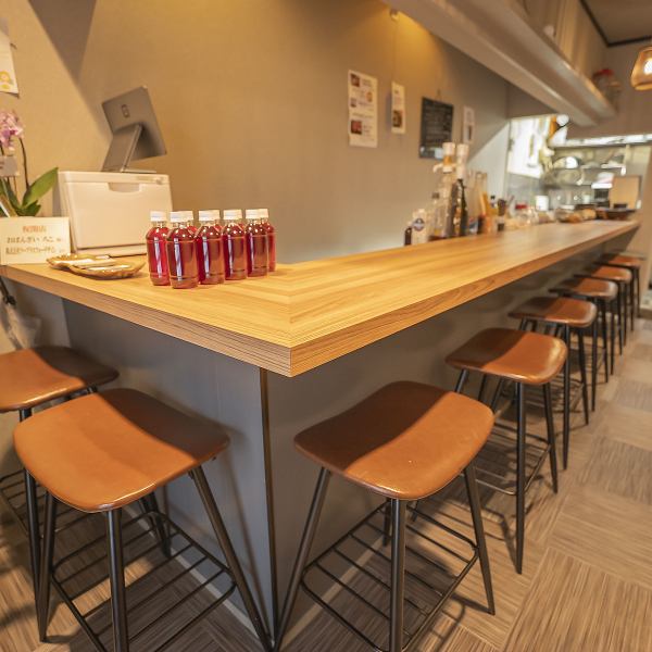 ≪カウンター≫ 全8席のカウンター席をメインに設けた当店。どこか落ち着く空間はお連れ様との心地よい会話を楽しむことができます。ゆっくりとしたお食事に最適な店内は居心地の良さ抜群！駅近の立地にあるためお仕事帰りにも気軽に立ち寄れ、サラリーマンの方々へ好評。大人数の宴会にも対応できるように貸切も可能です◎