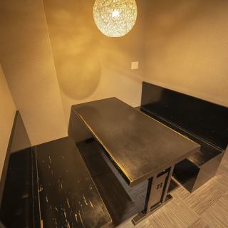 テーブル席は友人や家族との楽しい会話を楽しむのに最適。和やかな雰囲気でリラックスできます。