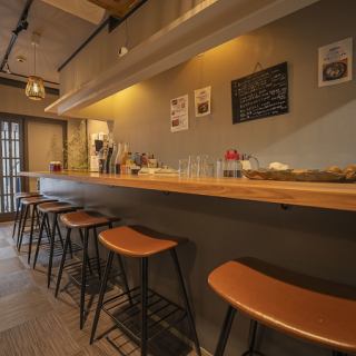 仕事帰りにサクッと飲むのにぴったりなカウンター席。気軽に立ち寄って、心地よい一杯をお楽しみください♪