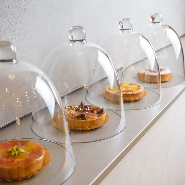The tarts prepared that day are displayed in a cute glass case♪