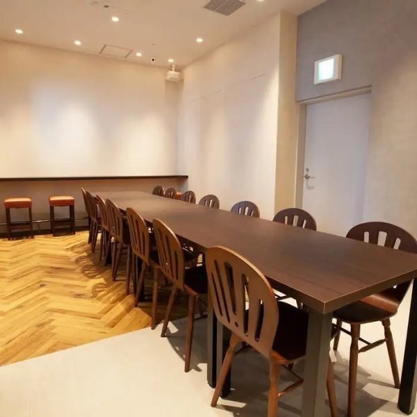 The inside of the store has a calm atmosphere and both tables and counters are available.There is also a projector on the back wall, so you can use it for private parties or gatherings with moms.★You can also connect the tables together as shown in the photo◎