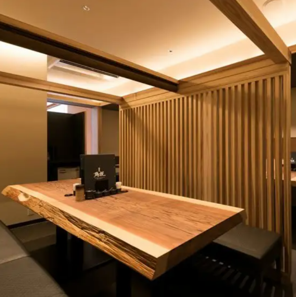 当店の内観は、全テーブル席に仕切りがあり、半個室のプライベート感を大切にした空間です。落ち着いた雰囲気の中で、友人や大切な人との特別なひとときをお過ごしいただけます。テーブルは2名様から10名様までご利用可能で、さまざまなシーンに対応。心地よい空間で、ゆったりとした食事を楽しんでください。