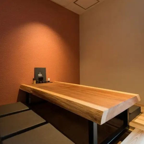 落ち着いた和の雰囲気が漂う店内には、心地よい掘りごたつの完全個室をご用意。5～16名様までのご宴会に最適で、プライベート感を大切にした空間です。温かみのある木のテーブルとシンプルな内装が、リラックスしたひとときを演出します。大切な方との特別な食事やビジネスの場にもぴったり。心ゆくまでお楽しみください。