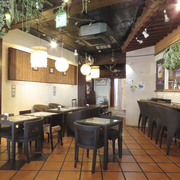 開放感たっぷりの明るい店内で、楽しいひとときを過ごせる場所です♪カウンター席もあるので、一人でも気軽に楽しむことが可能！広いテーブルは、友人と盛り上がるのに最適◎活気に満ちた雰囲気の中で、素敵な思い出を作りませんか？