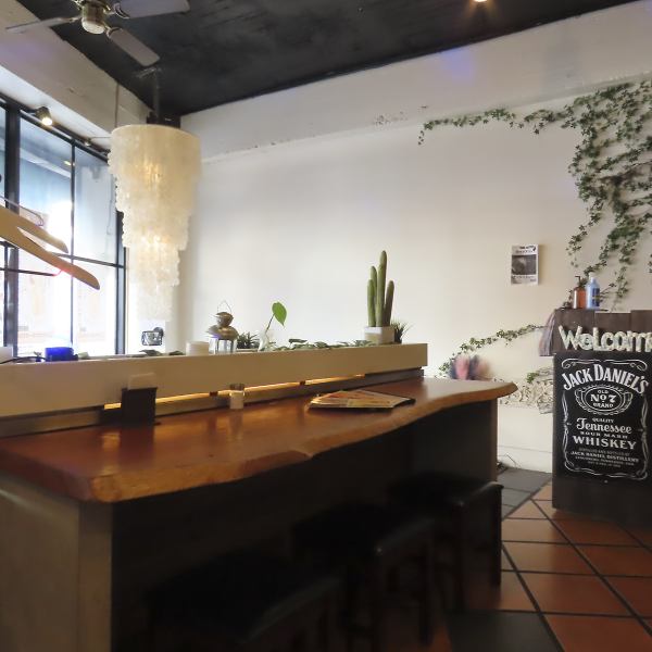 当店はカウンター席が用意されているので一人での訪問にもぴったりです！自分のペースでリラックスしながら過ごせます◎広々としたテーブルで、食事を楽しみながらゆったりとした時間を堪能できるのが魅力♪活気あふれるハワイアンな空間の中、素敵なひとときを過ごしてみませんか？