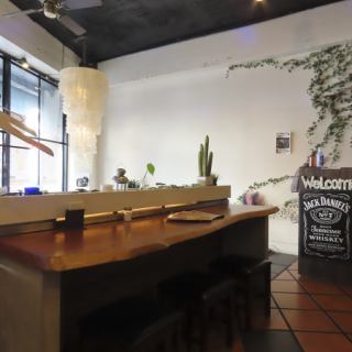 ハワイアンな雰囲気に包まれたカウンター席は、一人でゆったり過ごすのに最適。焼鳥の香ばしさと南国ムードで、日常を忘れる癒しの時間をリーズナブルに楽しめます☆