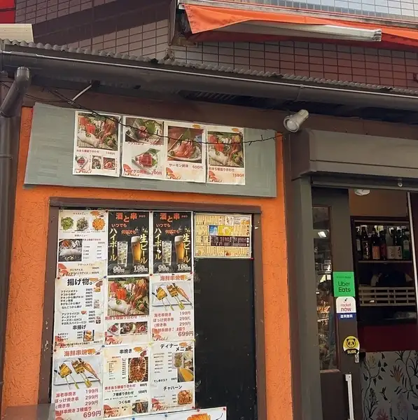 【十条駅徒歩2分】リニューアルした店内は、お一人様でも気兼ねなくお食事とお酒をお楽しみいただけます。仕事帰りのサク飲みや、デートなど様々なシーンでご利用ください。スタッフ一同、温かいおもてなしで皆様をお迎えいたします。お気軽にご来店を!