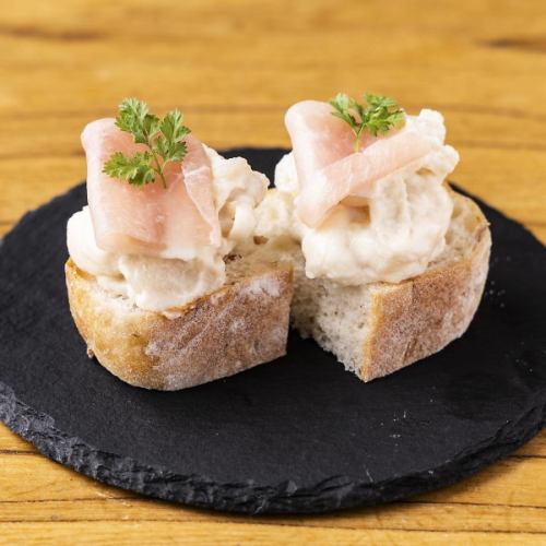 スモークポテサラと生ハムのブルスケッタ