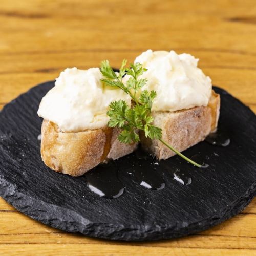 とろけるはちみつ豆腐チーズのブルスケッタ