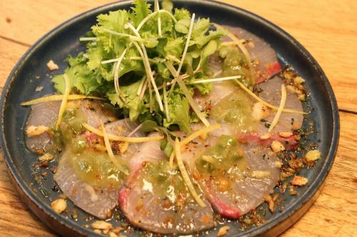 ハマチのクルードカルパッチョ~香草パン粉とわさびソース~